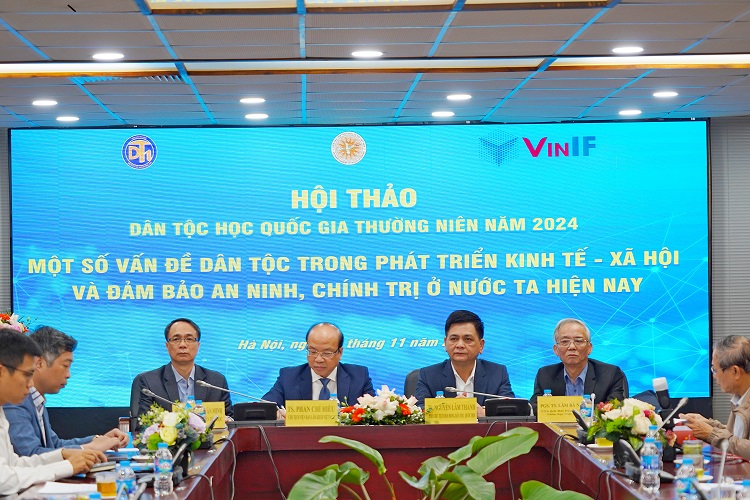 Chủ trì Hội thảo (từ trái sang phải): PGS.TS. Nguyễn Văn Minh, TS. Phan Chí Hiếu, TS. Nguyễn Lâm Thành, PGS.TS. Lâm Bá Nam