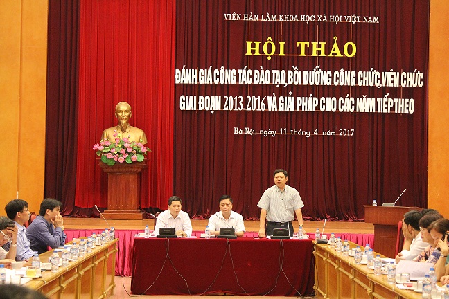 Chủ trì Hội thảo (từ trái sang phải): TS. Phạm Minh Phúc,<br>GS.TS. Phạm Văn Đức và PGS.TS. Trần Minh Tuấn