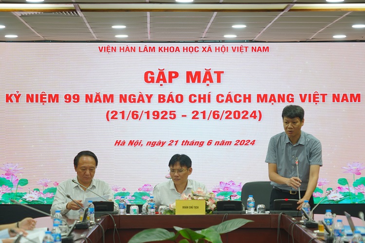 Chủ trì Hội thảo (từ trái qua phải): PGS.TS. Nguyễn Duy Lợi, PGS.TS. Nguyễn Đức Minh và<br>PGS.TS. Nguyễn Tài Đông