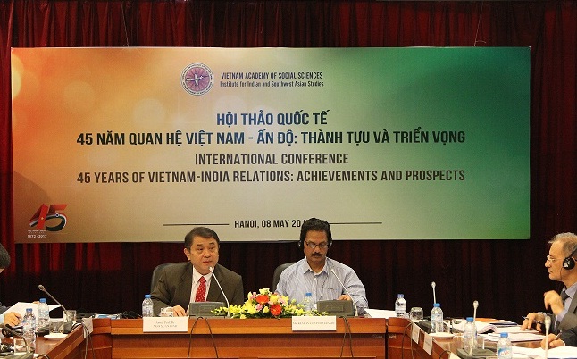 PGS.TS. Ngô Xuân Bình và Ông Keshav Govind Parande, ICSSR chủ trì phiên 2