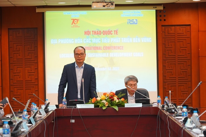 Từ trái sang: TS. Lê Văn Hùng, Phó Viện trưởng Phụ trách Viện Nghiên cứu Phát triển bền vững Vùng và PGS.TS. Bùi Quang Tuấn, </br>Viện trưởng Viện Kinh tế Việt Nam chủ trì phiên 2 của Hội thảo