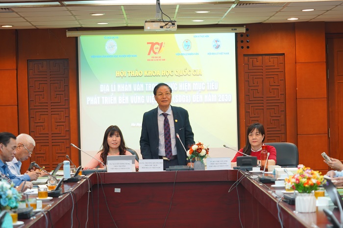 (Từ trái sang): TS. Nguyễn Song Tùng, Viện trưởng Viện Địa lý nhân văn; GS.TS. Trương Quang Hải, Phó Chủ tịch Hội Địa lý Việt Nam;</br>TS. Bùi Thị Vân Anh, Phó Viện trưởng Viện Địa lý nhân văn chủ trì Hội thảo