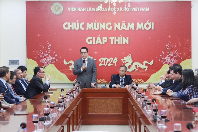 Phó Chủ tịch Tạ Minh Tuấn và Phó Bí thư Đảng ủy Đặng Xuân Thanh chúc mừng năm mới 14 đơn vị tại trụ sở 176 Thái Hà  