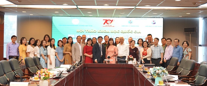 Các đại biểu chụp ảnh lưu niệm tại Hội thảo