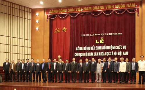 Thủ tướng Nguyễn Xuân Phúc (thứ 10 từ phải sang) và tân Chủ tịch Bùi Nhật Quang (thứ 9 từ phải sang) chụp ảnh lưu niệm cùng đại biểu khách mời tại buổi Lễ