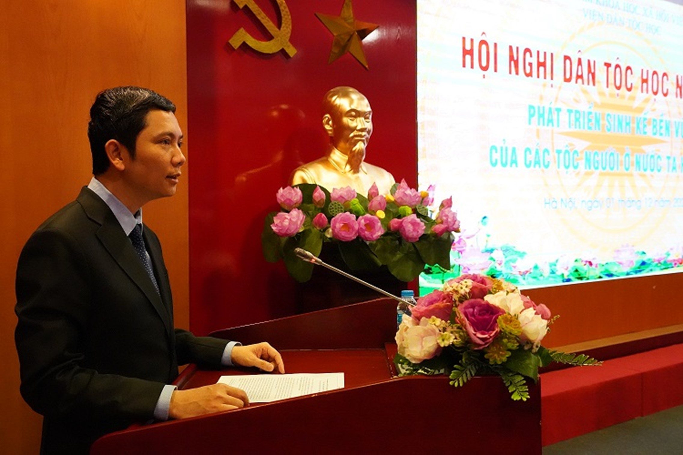 PGS.TS. Bùi Nhật Quang, Ủy viên Ban chấp hành Trung ương Đảng, Chủ tịch Viện Hàn lâm phát biểu khai mạc và đề dẫn tại Hội nghị
