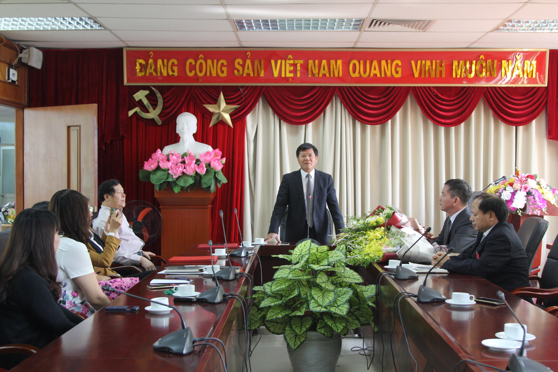 GS.TS. Nguyễn Quang Thuấn phát biểu giao nhiệm vụ tại <br> buổi lễ