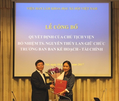 GS.TS. Nguyễn Quang Thuấn - Chủ tịch Viện Hàn lâm <br> trao quyết định và tặng hoa cho TS. Nguyễn Thủy Lan