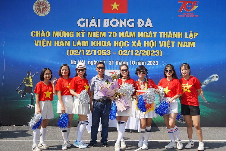 PGS.TS. Phạm Văn Tình, Tổng biên tập tin nhanh Bóng đá Viện Hàn lâm trao Giải cho Cổ động viên văn minh và ấn tượng nhất (Viện Thông tin KHXH)