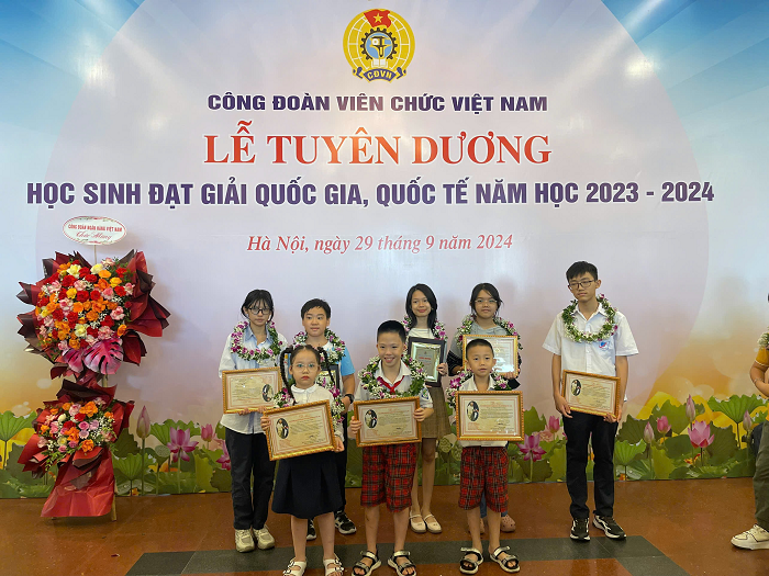 Học sinh con của viên chức, người lao động Viện Hàn lâm Khoa học xã hội Việt Nam được biểu dương tại buổi Lễ