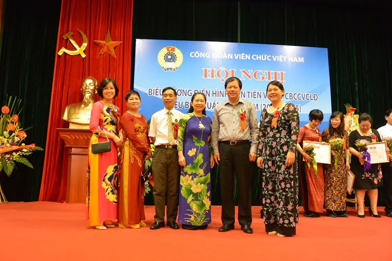 Đồng chí Nguyễn Thị Thu Hồng (đứng giữa), Phó Chủ tịch Tổng Liên đoàn Lao động Việt Nam, Chủ tịch Công đoàn Viên chức Việt Nam<br> chụp ảnh lưu niệm với 05 cán bộ tiêu biểu <br>của Viện Hàn lâm KHXH Việt Nam