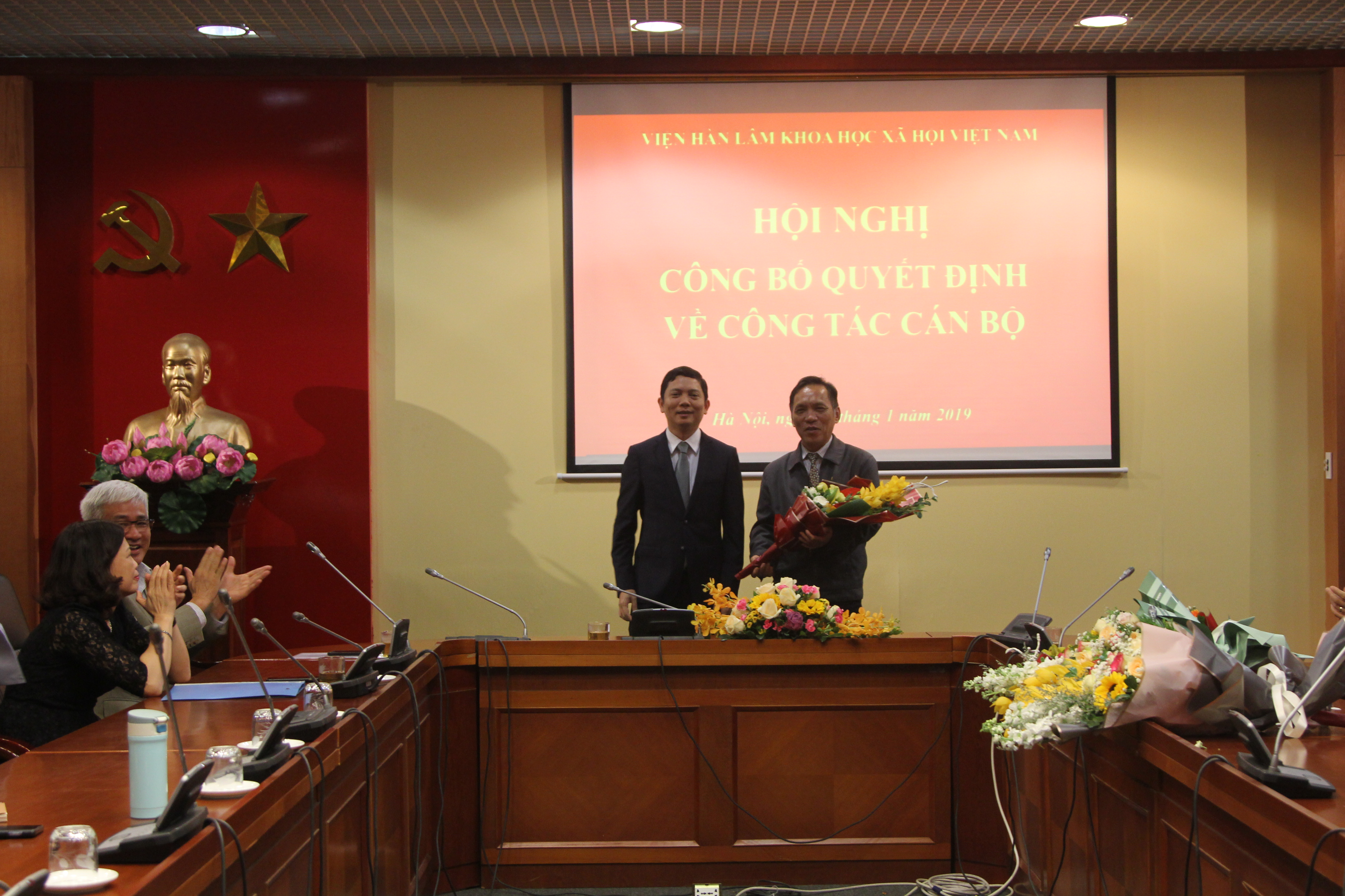 Chủ tịch Bùi Nhật Quang tặng hoa tri ân PGS.TS. Nguyễn An Hà, nguyên Viện trưởng Viện Nghiên cứu Châu Âu