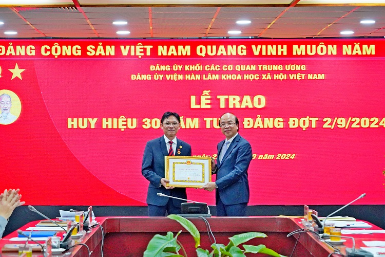 Bí thư Đảng ủy, Chủ tịch Phan Chí Hiếu trao Huy hiệu 30 năm tuổi Đảng cho đồng chí Nguyễn Đức Minh tại buổi lễ