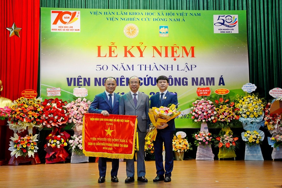 Trong không khí trang trọng và ấm áp, TS. Phan Chí Hiếu đã trao tặng Cờ Thi đua của Chủ tịch Viện Hàn lâm Khoa học xã hội Việt Nam cho tập thể Lãnh đạo Viện Nghiên cứu Đông Nam Á. 