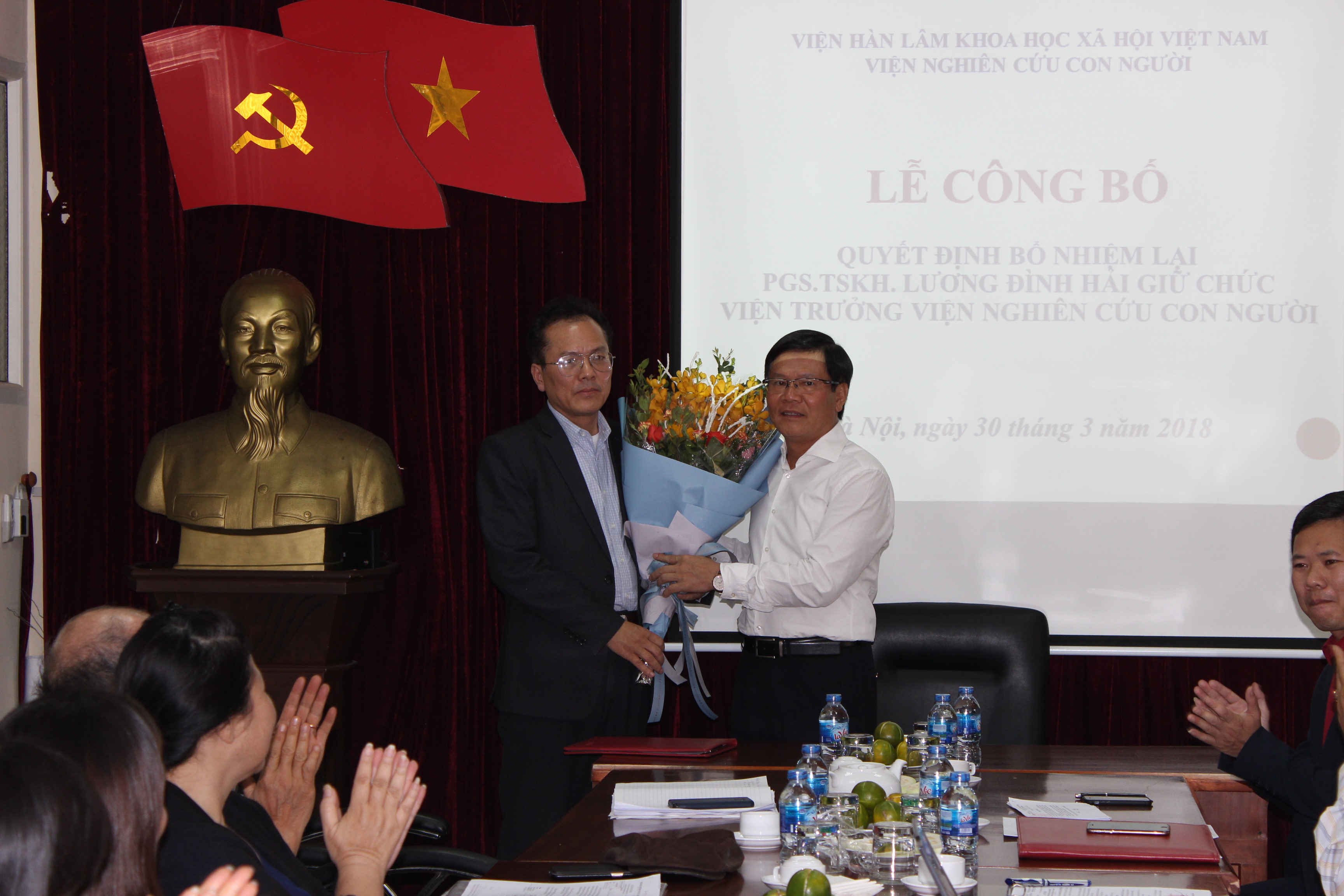 GS.TS. Nguyễn Quang Thuấn trao Quyết định và tặng hoa cho PGS.TSKH. Lương Đình Hải