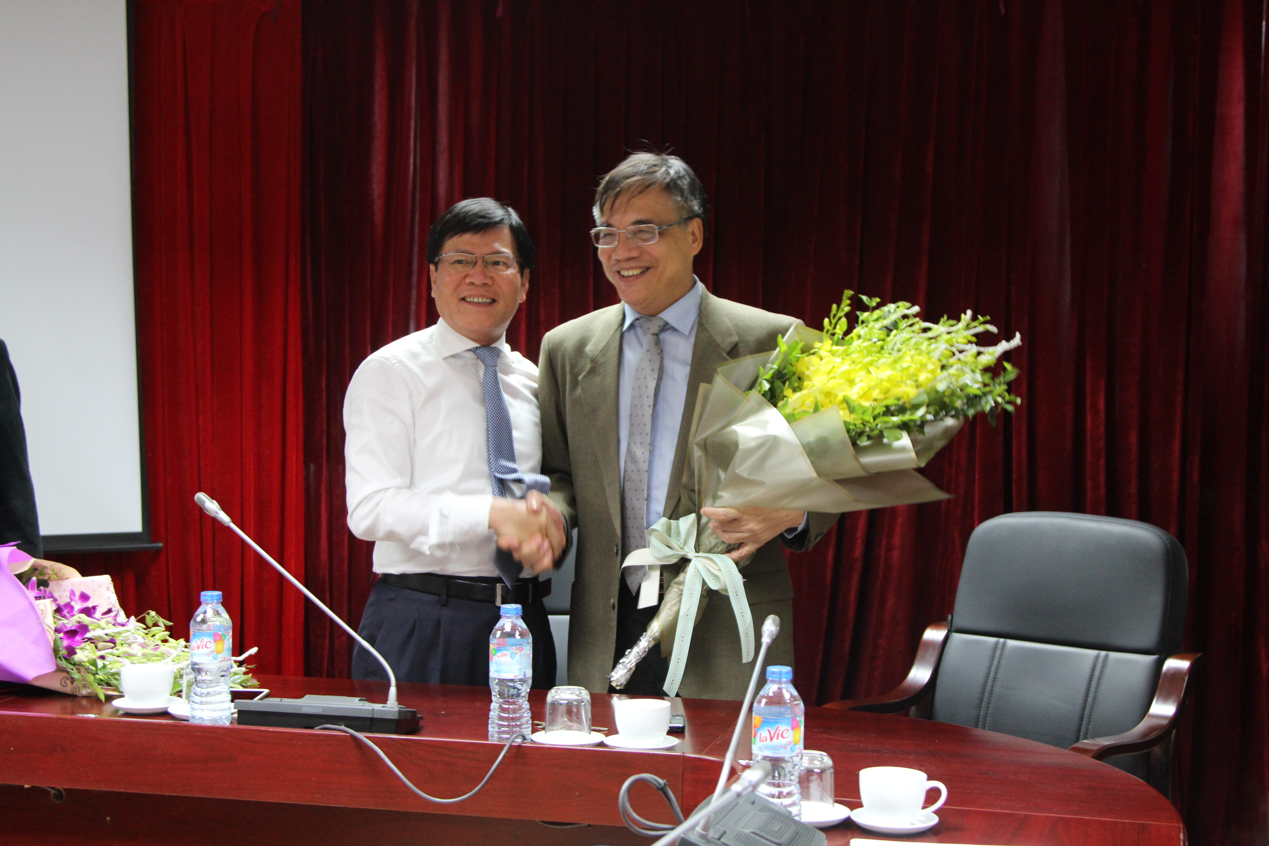 Chủ tịch Viện Hàn lâm - GS.TS. Nguyễn Quang Thuấn tặng hoa tri ân cho PGS.TS. Trần Đình Thiên, nguyên Viện trưởng Viện Kinh tế Việt Nam