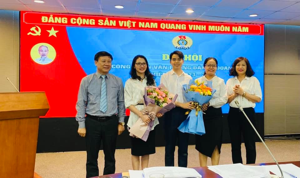 (Ban Chấp hành Công đoàn Văn phòng Đảng – Đoàn thể nhiệm kỳ 2023 - 2028 ra mắt Đại hội)