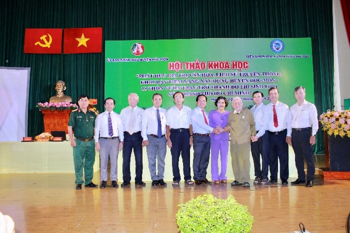Các đại biểu chụp ảnh lưu niệm
