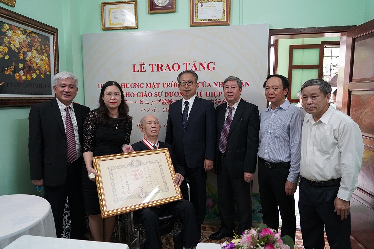 Các đại biểu chụp ảnh lưu niệm
