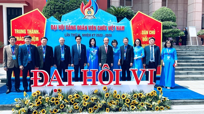  Đoàn đại biểu Viện Hàn lâm Khoa học xã hội Việt Nam tham dự Đại hội chụp ảnh lưu niệm </br>cùng các lãnh đạo Học viện Chính trị quốc gia Hồ Chí Minh, Tạp chí Cộng sản và Công đoàn Viên chức Việt Nam (Ảnh: BTC)