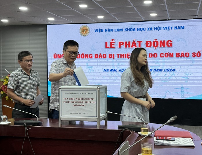 Đại diện đơn vị ủng hộ ủng hộ đồng bào thiệt hại do cơn bão số 3