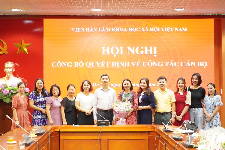 Ban Lãnh đạo Viện cùng đại diện cán bộ Viện Tâm lý học chụp ảnh lưu niệm với<br>Chủ tịch Viện Hàn lâm - PGS.TS. Bùi Nhật Quang