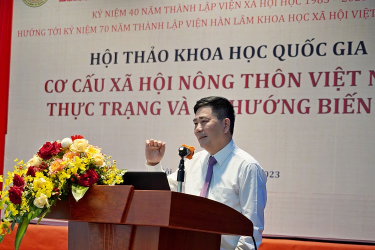 TS. Cao Đức Phát, Ủy viên Hội đồng Lý luận Trung ương, Phó Chủ tịch Hội đồng Học viện Nông nghiệp Việt Nam trình bày báo cáo tại Hội thảo