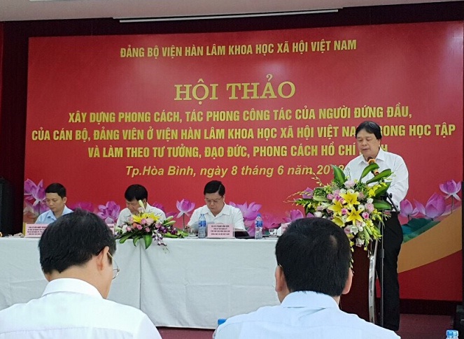 GS.TS. Đặng Nguyên Anh, Trưởng ban Ban Tuyên giáo Đảng ủy, Phó Chủ tịch Viện Hàn lâm trình bày báo cáo đề dẫn tại Hội thảo