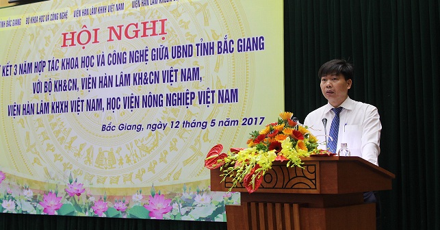 Giám đốc Sở KH & CN tỉnh Bắc Giang – đ/c Nguyễn Đức Kiên<br>trình bày Báo cáo Sơ kết tại Hội nghị