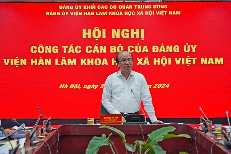 Đồng chí Phan Chí Hiếu, Bí thư Đảng ủy, Chủ tịch Viện Hàn lâm phát biểu tại Hội nghị