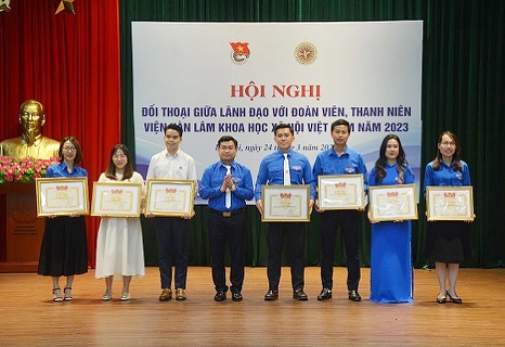 Bí thư Đoàn Viện Hàn lâm, đồng chí Nguyễn Tuấn Anh trao tặng bằng khen của Đoàn Khối các cơ quan Trung ương cho cá nhân đoàn viên có thành tích xuất sắc năm 2022