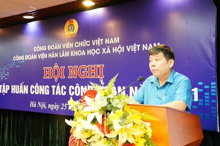 Đồng chí Nguyễn Văn Đông, Ủy viên Ban chấp hành Tổng Liên đoàn Lao động Việt Nam, Phó Chủ tịch thường trực CĐVCVN thuyết trình tại Hội nghị