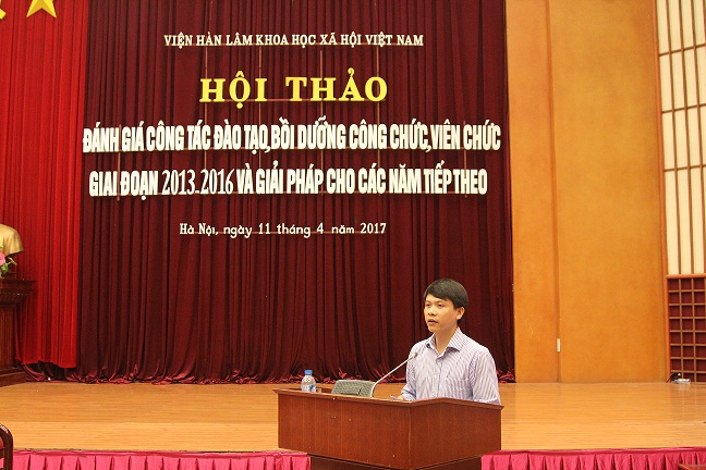 TS. Võ Xuân Vinh, Bí thư Đoàn Viện Hàn lâm trình bày tham luận tại Hội thảo