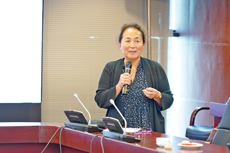 Diễn giả Docteur Brigitte Moïse-Durand, Cộng hòa Pháp trình bày Báo cáo “Ứng dụng phân tâm học trong một số truyện cổ tích ở Việt Nam” tại Phiên thứ hai