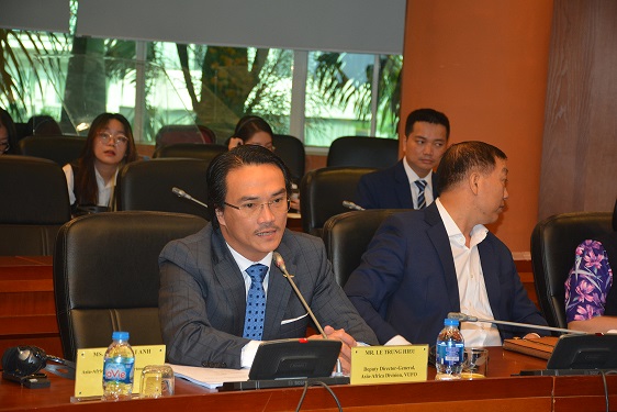 Diễn giả Lê Trung Hiếu, Phó Trưởng ban Á- Phi, Liên hiệp các tổ chức hữu nghị Việt Nam trình bày báo cáo đầu tiên tại Hội thảo về chủ đề “50 năm quan hệ Việt Nam- Pakistan: Thực trạng và Triển vọng”