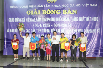 PGS.TS. Trần Minh Tuấn, Trưởng ban Ban Tổ chức - Cán bộ <br>trao Giải Đôi nam nữ cho các vận động viên đoạt giải