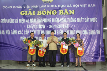 PGS.TS. Phạm Văn Đức, Phó Chủ tịch Viện Hàn lâm trao Giải <br>Đơn lãnh đạo cho các vận động viên đoạt giải