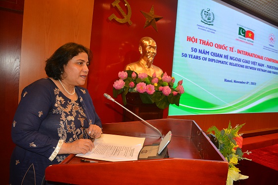 Bà Samina Mehtab, Đại sứ đặc mệnh toàn quyền nước Cộng hòa Hồi giáo Pakistan tại Việt Nam và Lào phát biểu chào mừng tại Hội thảo