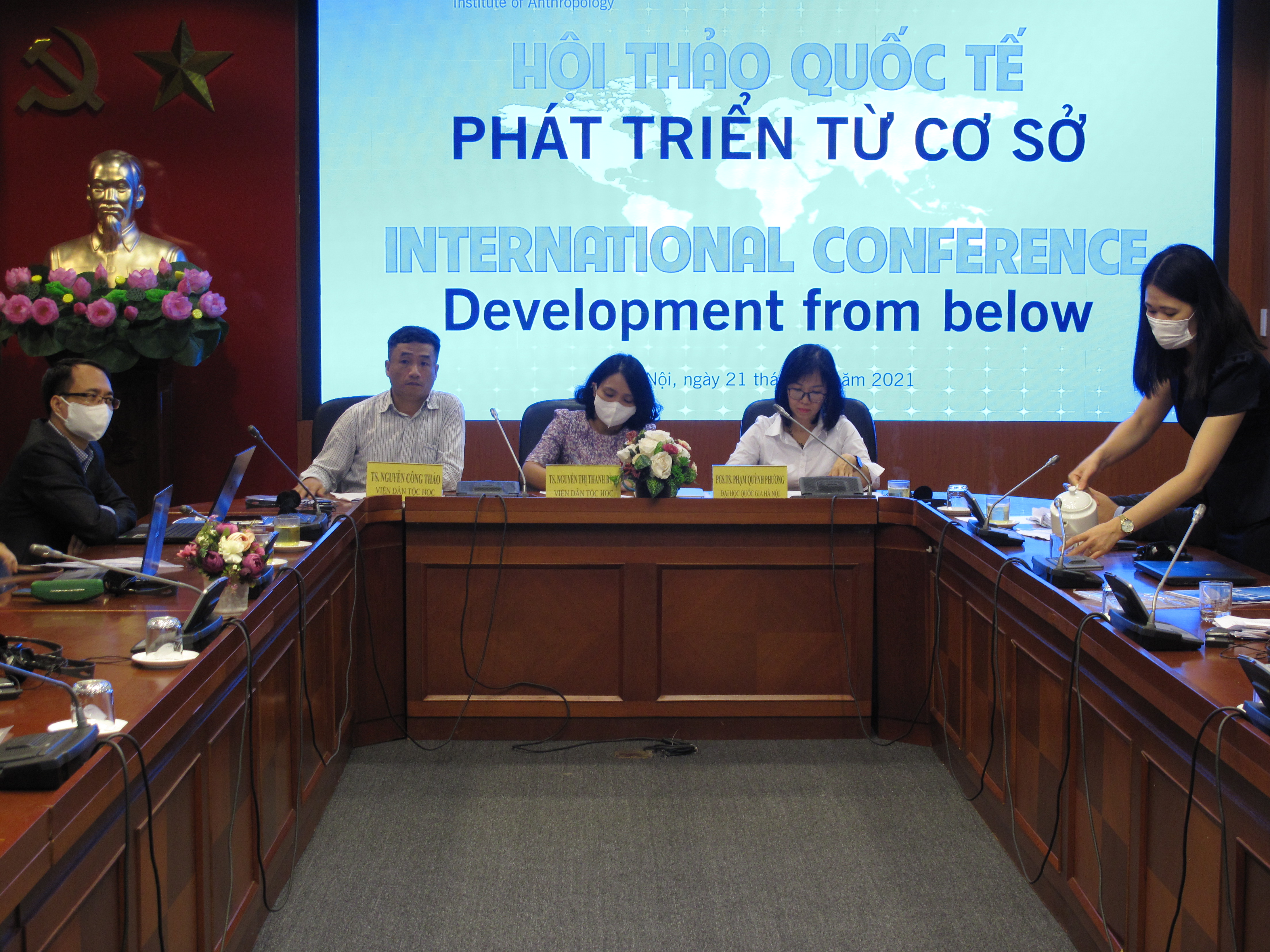 TS. Nguyễn Công Thảo, TS. Nguyễn Thị Thanh Bình (Viện Dân tộc học) và PGS.TS. Phạm Quỳnh Phương (Đại học Quốc gia Hà Nội), đồng chủ trỉ Hội thảo phiên buổi chiều.