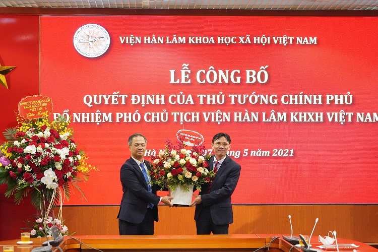 Thay mặt Thường vụ Đảng ủy, Phó Chủ tịch Đặng Xuân Thanh tặng hoa chúc mừng đồng chí Nguyễn Đức Minh