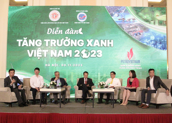 Các đại biểu thảo luận bàn tròn