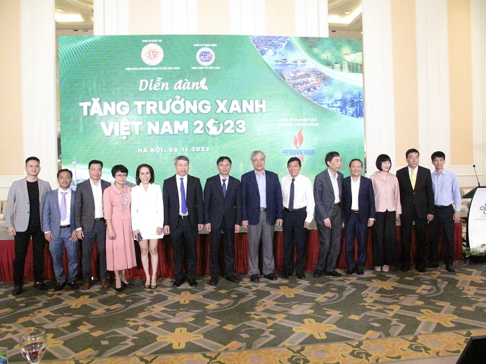 Các đồng chí lãnh đạo các ban, bộ, ngành và các diễn giả chụp ảnh lưu niệm