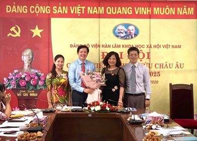 Đồng chí Lê Thị Hải Nam, Ủy viên Ban Thường vụ, Chánh văn phòng Đảng ủy chụp ảnh lưu niệm cùng Chi ủy Viện Nghiên cứu châu Âu nhiệm kỳ 2020-2025