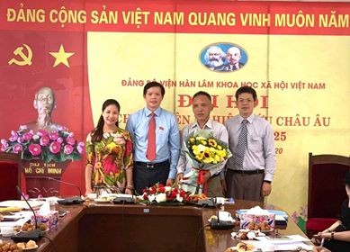 Đồng chí Nguyễn Chiến Thắng, Bí thư Chi bộ Viện Nghiên cứu châu Âu nhiệm kỳ 2020-2025 tặng hoa tri ân đồng chí Nguyên Bí thư Chi bộ Nguyễn An Hà 