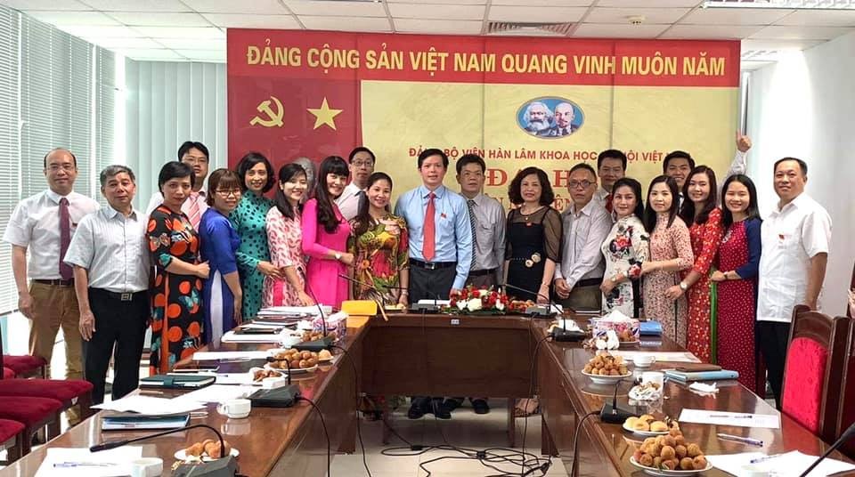 Đồng chí Lê Thị Hải Nam, Ủy viên Ban Thường vụ, Chánh văn phòng Đảng ủy chụp ảnh lưu niệm cùng toàn thể đảng viên Chi bộ Viện Nghiên cứu châu Âu