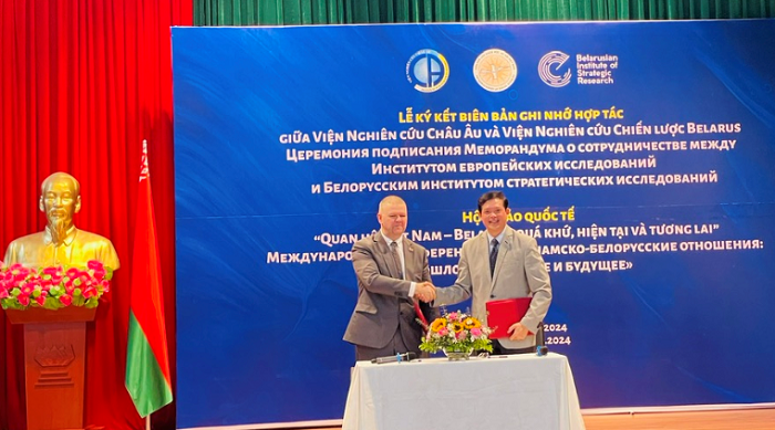 PGS.TS. Nguyễn Chiến Thắng, Viện trưởng Viện Nghiên cứu châu Âu và TS. Oleg Makarov, Viện trưởng Viện Nghiên cứu Chiến lược Belarus ký kết Biên bản ghi nhớ về hợp tác