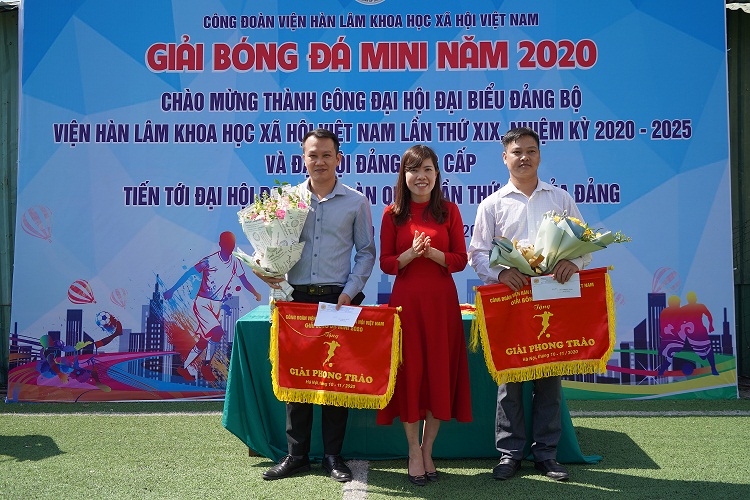 Đồng chí Nguyễn Song Tùng trao Giải Phong trào cho đội Viện Thông tin Khoa học xã hội và Viện Sử học