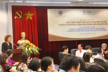 Bà Jane Freedman, Ban Bình đẳng Giới của UNESCO Paris <br>phát biểu tại Hội thảo 