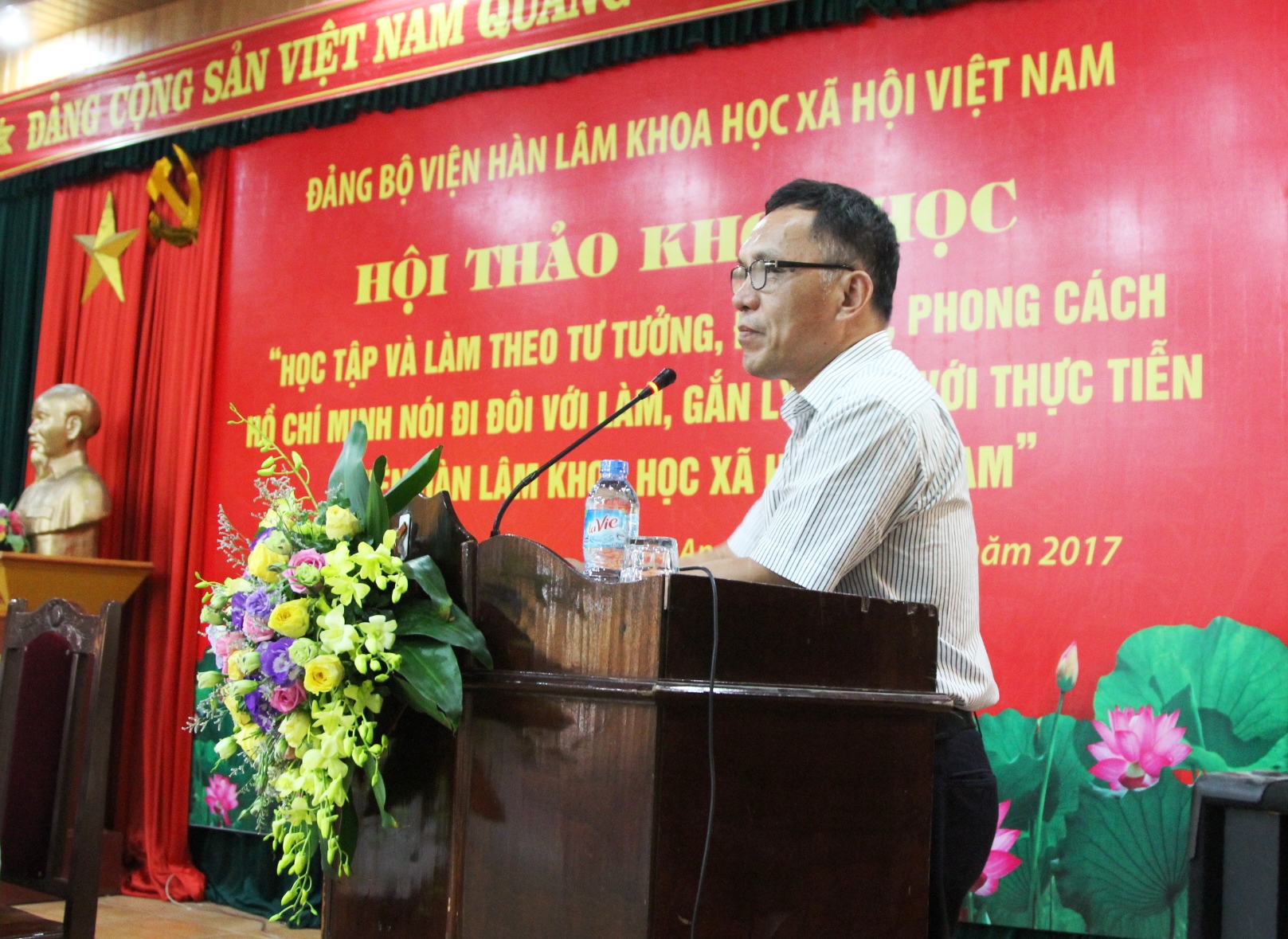 PGS.TS. Nguyễn An Hà trình bày báo cáo đề dẫn <br> tại Hội thảo