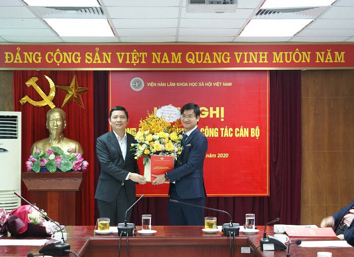 PGS.TS. Bùi Nhật Quang trao Quyết định và tặng hoa cho TS. Phạm Anh Tuấn, tân Phó Viện trưởng Viện Kinh tế và Chính trị thế giới